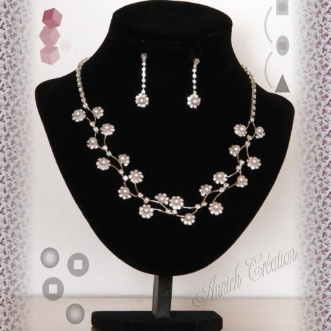 Collier tendance et boucles d'oreilles assorties